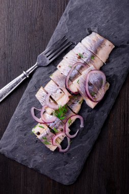 Ringa balığı siyah arduvaz tabağa dilimlenmiş