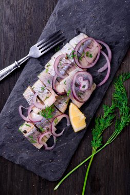 Ringa balığı siyah arduvaz tabağa dilimlenmiş