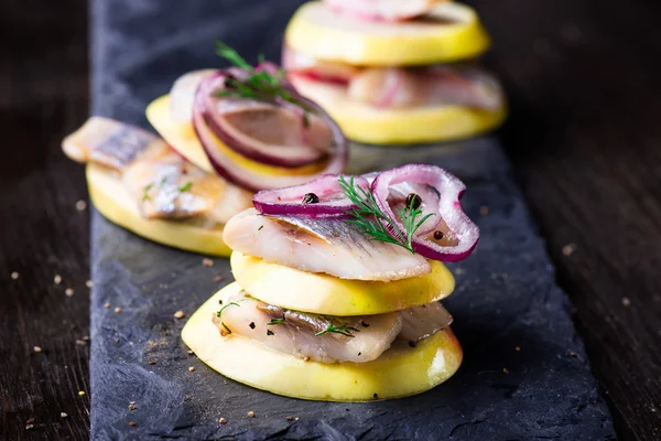 Aperitivo canapé con arenque, manzanas — Foto de Stock