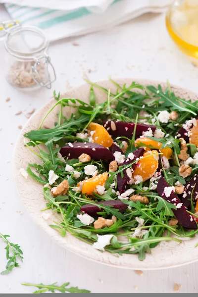 Fresh salad with beetroot, arugula and orange — Stock Photo, Image