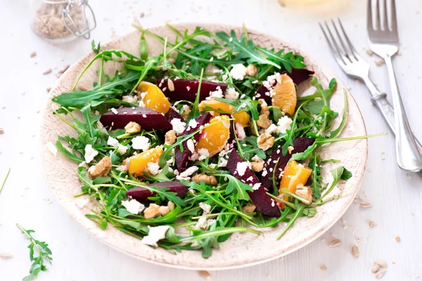 Fresh salad with beetroot, arugula and mandarins — Stock Photo, Image