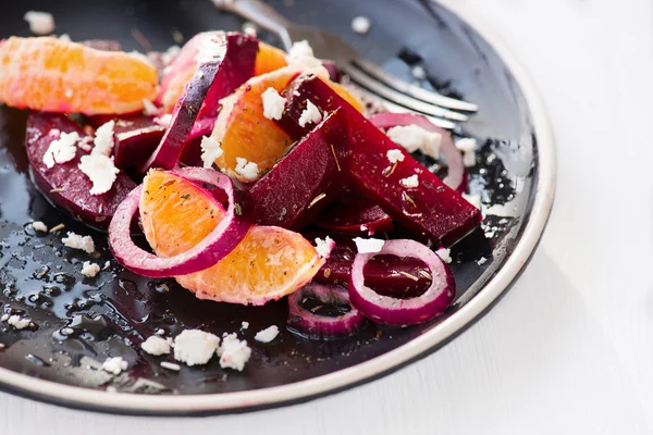 Ensalada con remolacha y cebolla en un plato —  Fotos de Stock