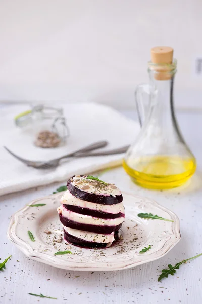 Beetroot and mozzarella salad with arugula — Stock Photo, Image
