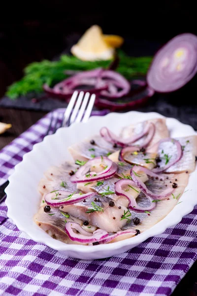 Ringa balığı salatası soğan ve otlar ve limon ile — Stok fotoğraf