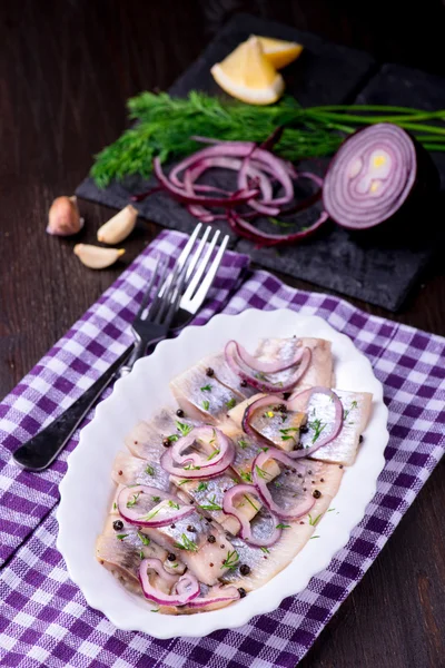 Heringssalat mit Zwiebeln und Kräutern und Zitrone — Stockfoto