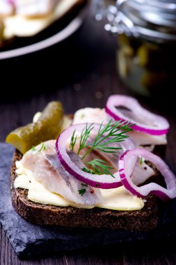 Ringa balığı sandviç siyah arduvaz plaka üzerinde