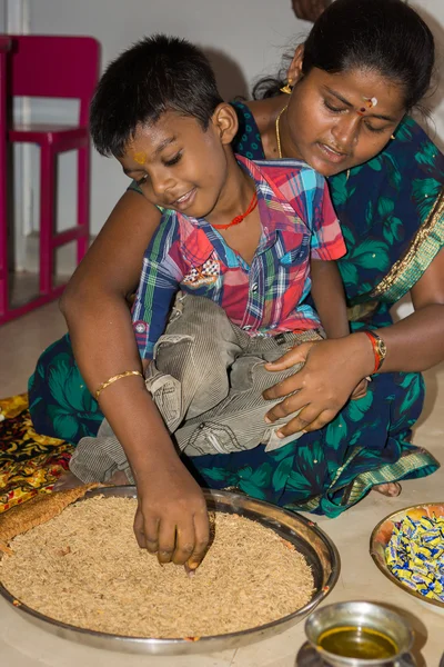 Vijayadasam Zeremonie: Junge schreibt ein in Korn. — Stockfoto