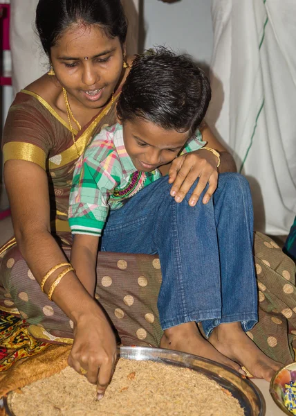 Vijayadasam ceremonie: jongen schrijft A in graan. — Stockfoto