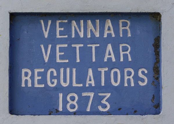 Vennar Vettar 标志在河流的坝上. — 图库照片