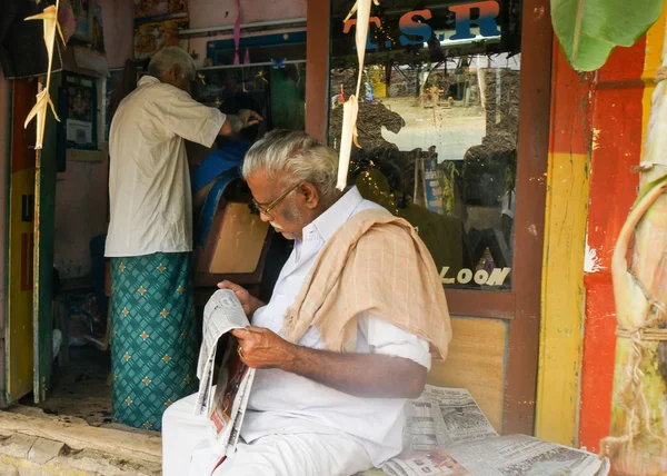 Lendo jornal enquanto espera no barbeiro . — Fotografia de Stock
