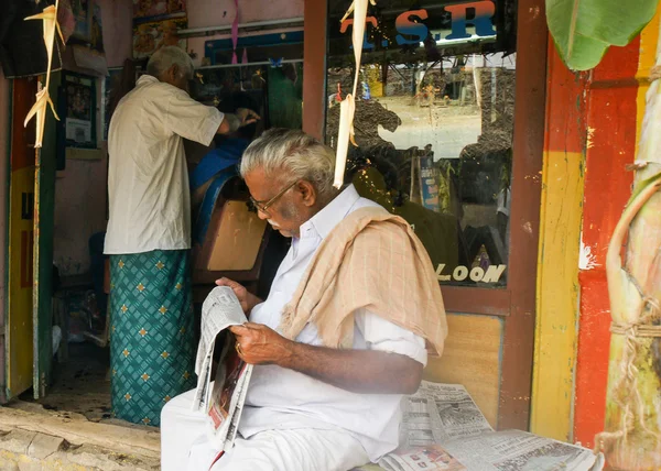 Lectura de periódico mientras espera en el barbero . — Foto de Stock