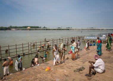 Geniş Cauvery nehir ve ritüel yıkananlara görüntüleyin.