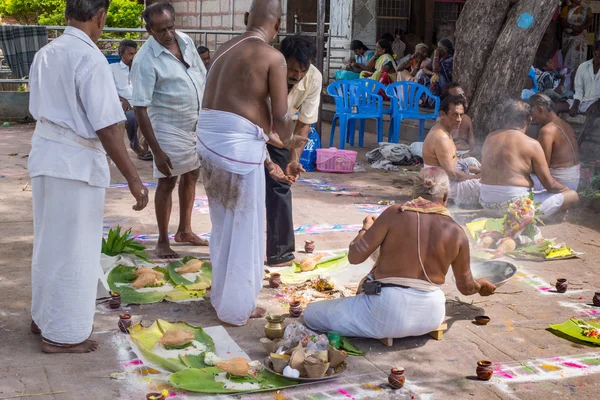 Hommes prefare Mandala pour rituel . — Photo