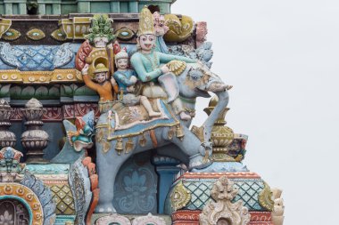 Üç adam fil üzerinde featuring Gopuram köşesinde.
