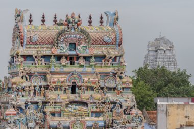 Gopuram Vellai Gopuram arka planda ile.