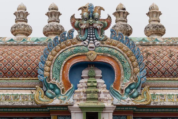 Decoración del arco en Gopuram en el templo de Shrirangam . —  Fotos de Stock