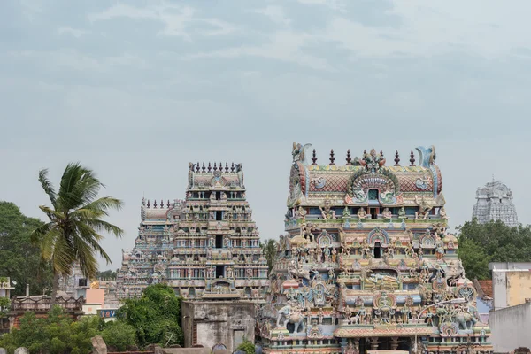Fünf Gopurams, darunter Vellai am Shirangam-Tempel. — Stockfoto