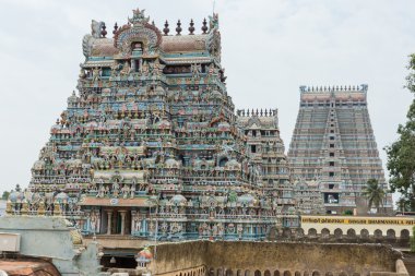 Gopuram artı Rajagopuram dizi arka planda.
