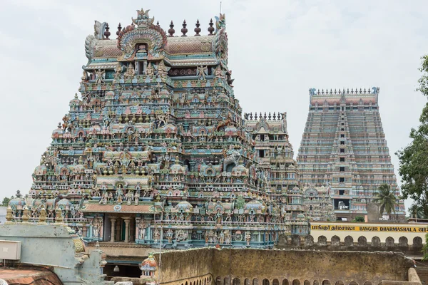 Série de Gopuram mais Rajagopuram em segundo plano . — Fotografia de Stock