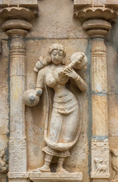 Músico en la parte más antigua del templo de Shirangam . — Foto de Stock