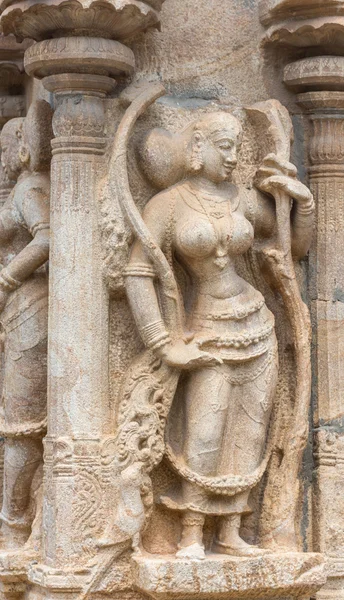 Mujer bailarina admirada por el loro en el templo de Shirangam . —  Fotos de Stock