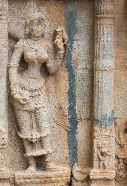 Statue einer Frau mit Eidechse im Shirangam-Tempel. — Stockfoto