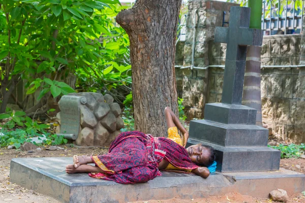 Vrouw slaapt op graf in Trichy. — Stockfoto