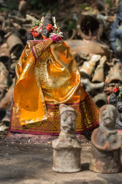 Robed ayyanar statua wśród lalek płci. — Zdjęcie stockowe