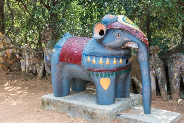 Ayyanar tapınağında küçük fil heykeli.