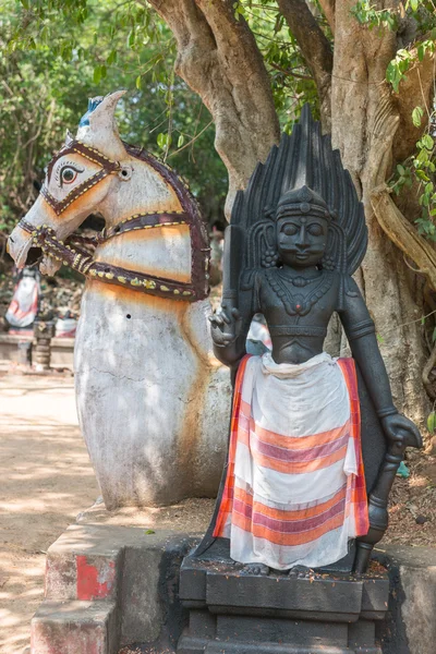 Statue d'Ayyanar devant cheval . — Photo