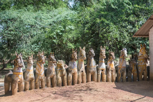 Fila de caballo con fondo forestal . — Foto de Stock