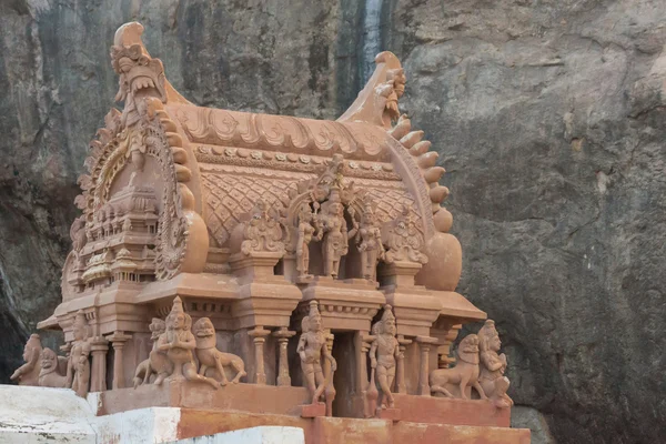 Vimanam de Vishnu santuário abaixo Thirumayam Fort . — Fotografia de Stock