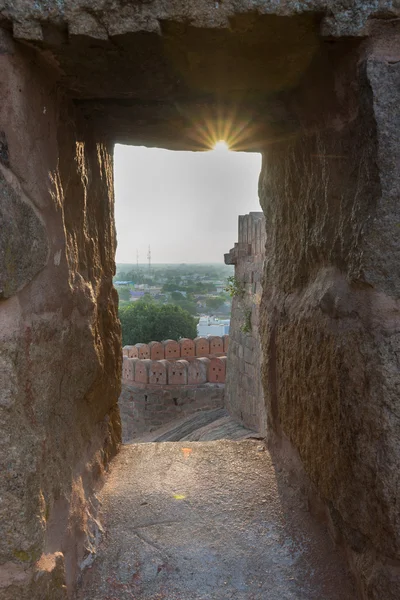 Blick aus dem Thirumayam-Fort durch Zinnen. — Stockfoto