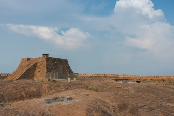 Thirumayam fort kanon ile Piramit.