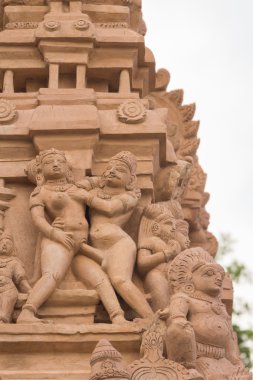 Thirumayam'daki Shiva tapınağında çiftleşme sahnesi.