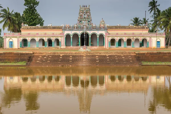 Крупный план Котамангалам Шива Храм отражен в храмовом пруду . — стоковое фото