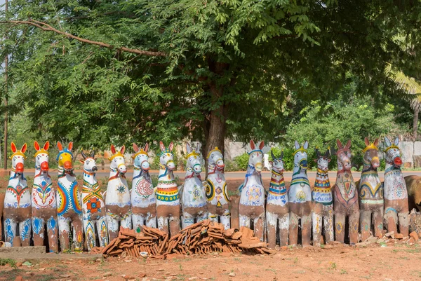 Reihe von Tonpferden am Kothamangalam-Pferdeschrein. — Stockfoto