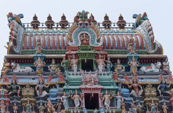Spitze des Shiva-Tempels gopuram in kottaiyur. — Stockfoto
