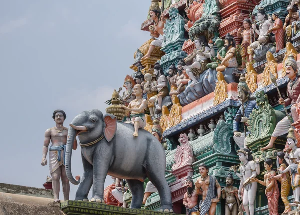 Éléphant et gopuram au temple de Shiva Kottaiyur . — Photo