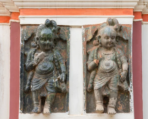 Dwa Krishnas na plynth na elewacji pałacu w Kambara. — Zdjęcie stockowe