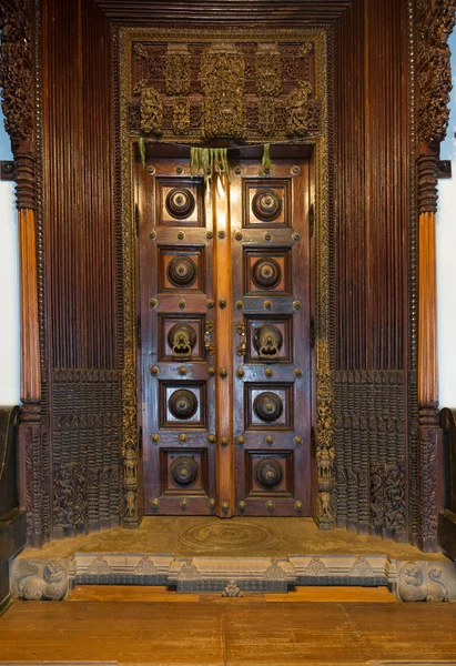Chidambara Palace, masivní dřevěné starožitné dveře. — Stock fotografie