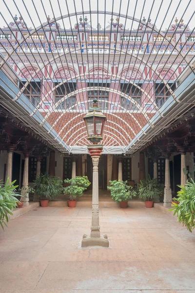 Palacio Chidambara, patio con trabajo de valla de techo muestra fachada . —  Fotos de Stock