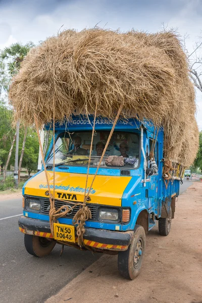 Överbelastade Tata lastbil nära Madurai. — Stockfoto