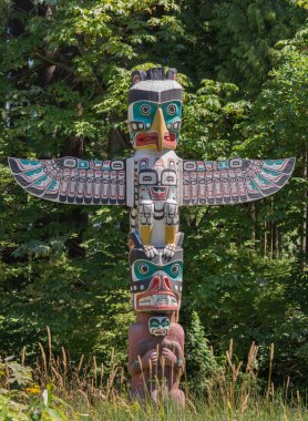 Vancouver geniş kanatlı totem direği.