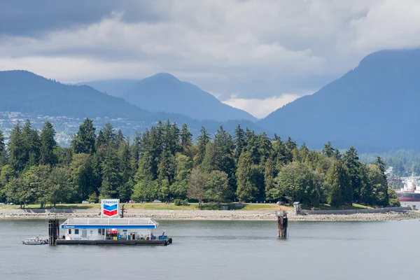 Chevron ostrov plnící stanice v přístavu Vancouveru. — Stock fotografie