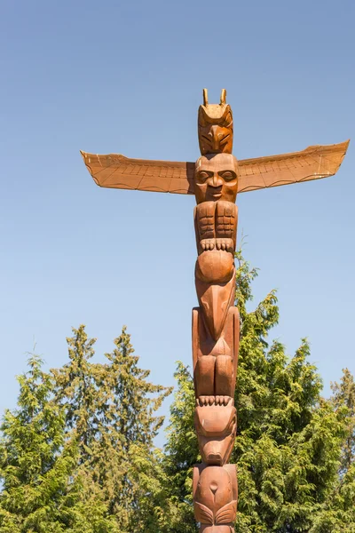 Brown Totem pole at Hallelujah Point in Vancouver. — Stock Photo, Image