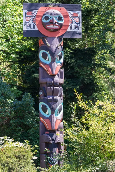 Maroon and purple totem pole in Vancouver. — Stock Photo, Image