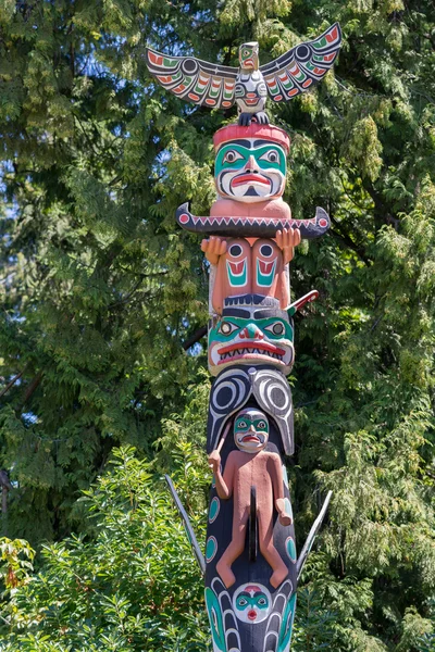 Colorful totem pole in Vancouver Stanley Park. — Stock Photo, Image