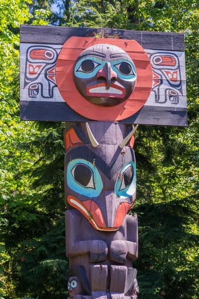 Top of maroon totem pole in Vancouver. — Stock Photo, Image