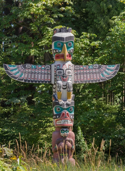Broad winged totem pole in Vancouver. — Stock Photo, Image